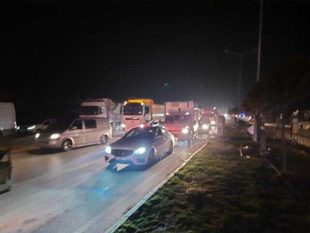 Yardım tırları kilometrelerce kuyruk oluşturdu Yardım tırları kilometrelerce kuyruk oluşturdu