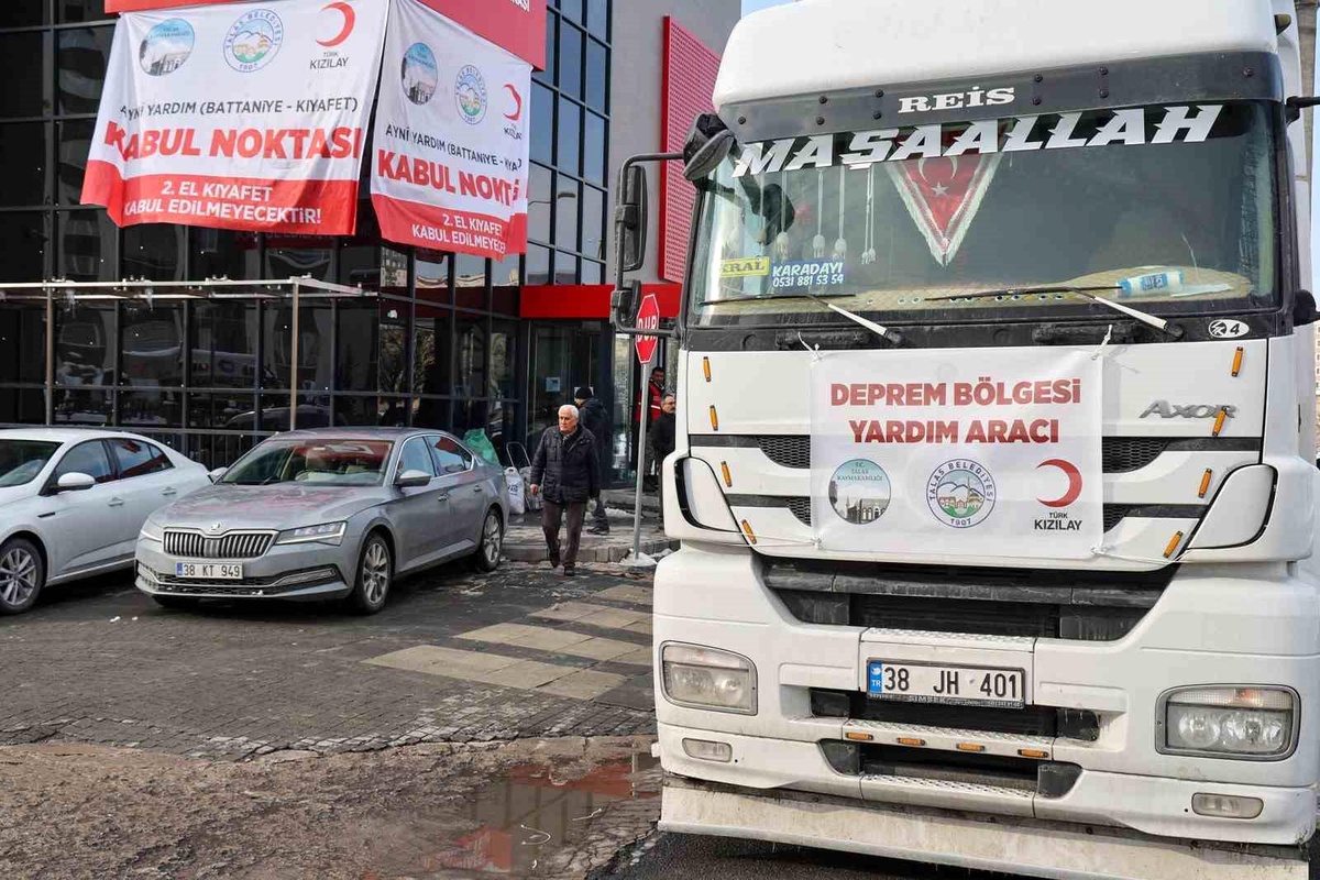 Yardım Tırları Talas\'tan Deprem Bölgesine Akıyor