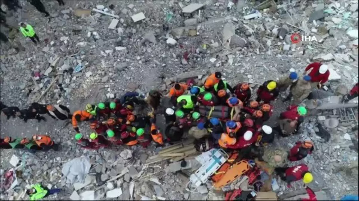 107. saatte sevincin adresi Arzu Apartmanı...Aynı enkazdan 8 kişi canlı çıkarıldı