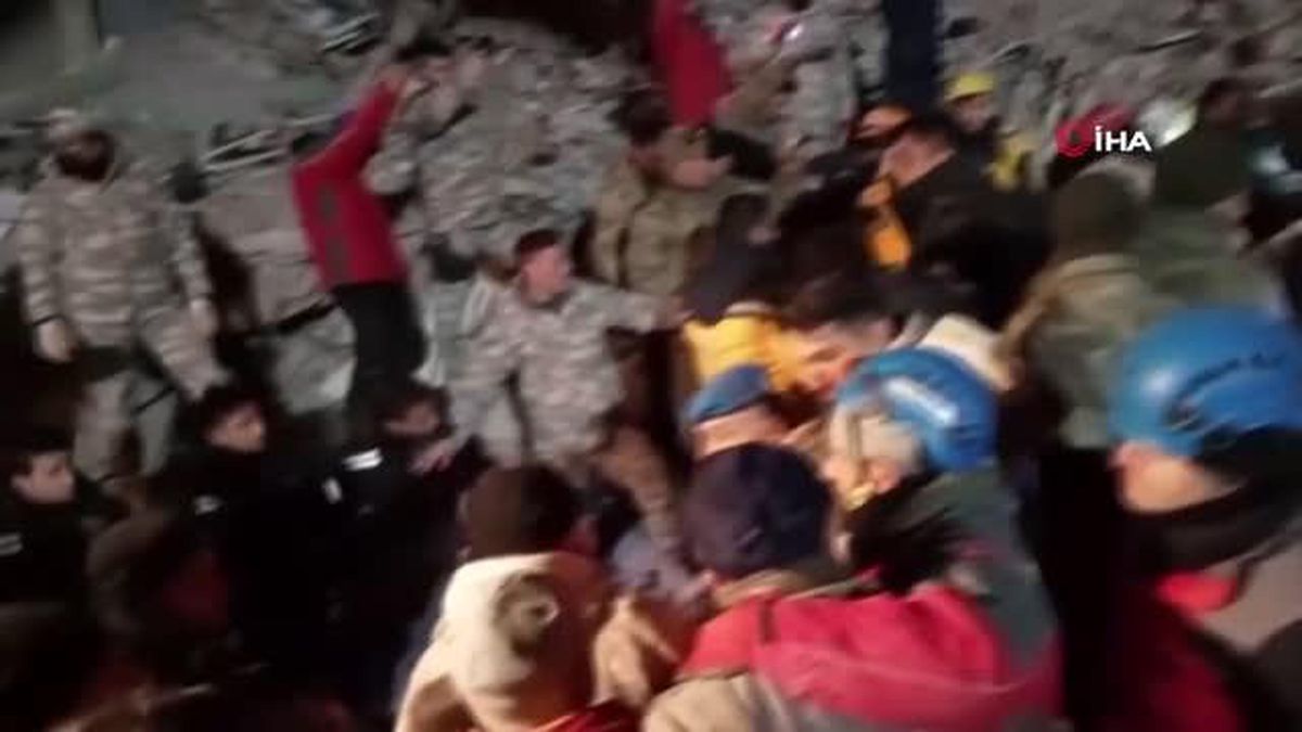 112 saat sonra enkazdan böyle kurtarıldı