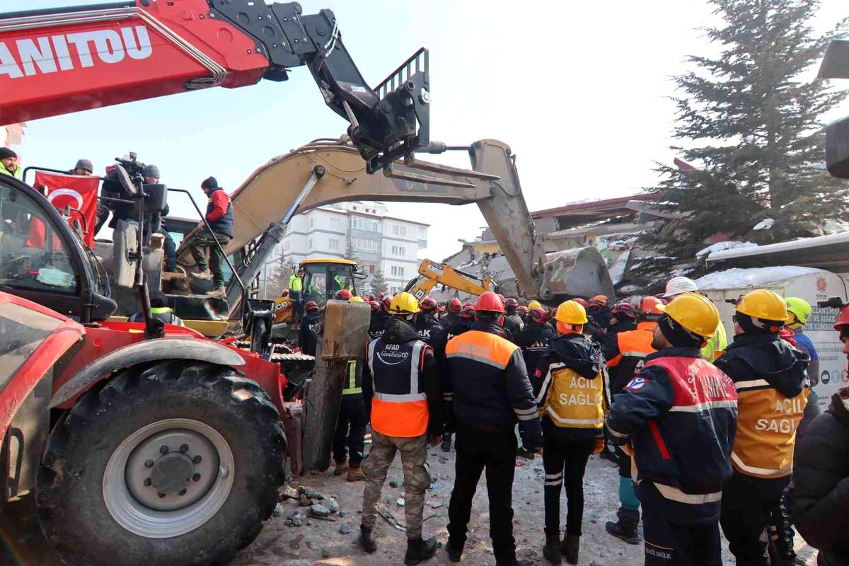 121. saatte depremin kalbinde tüm ekipler, Ülkü\'yü çıkarmak için seferber
