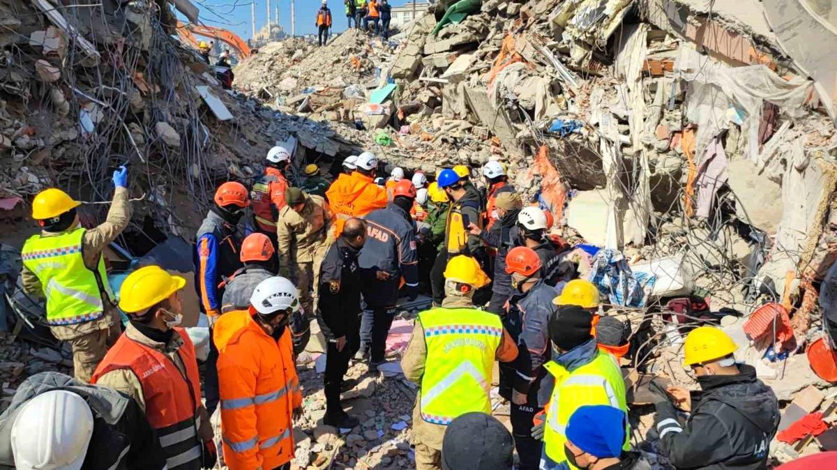 128\'inci saatte çifte sevinç, baba ile bebeği sağ kurtarıldı