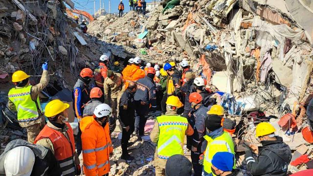 128'inci saatte çifte sevinç! Baba ile bebeği sağ kurtarıldı 128'inci saatte çifte sevinç! Baba ile bebeği sağ kurtarıldı