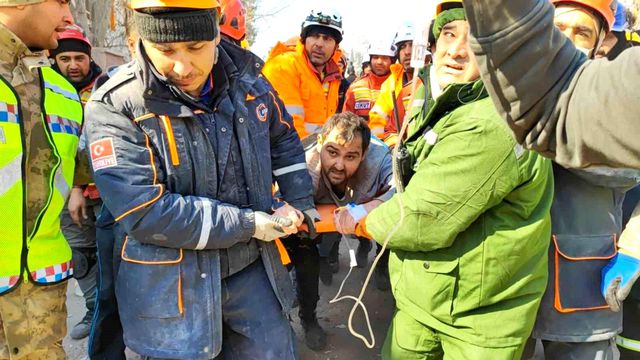 128'inci saatte çifte sevinç! Baba ile bebeği sağ kurtarıldı 128'inci saatte çifte sevinç! Baba ile bebeği sağ kurtarıldı