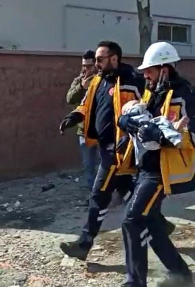 128'inci saatte çifte sevinç! Baba ile bebeği sağ kurtarıldı 128'inci saatte çifte sevinç! Baba ile bebeği sağ kurtarıldı