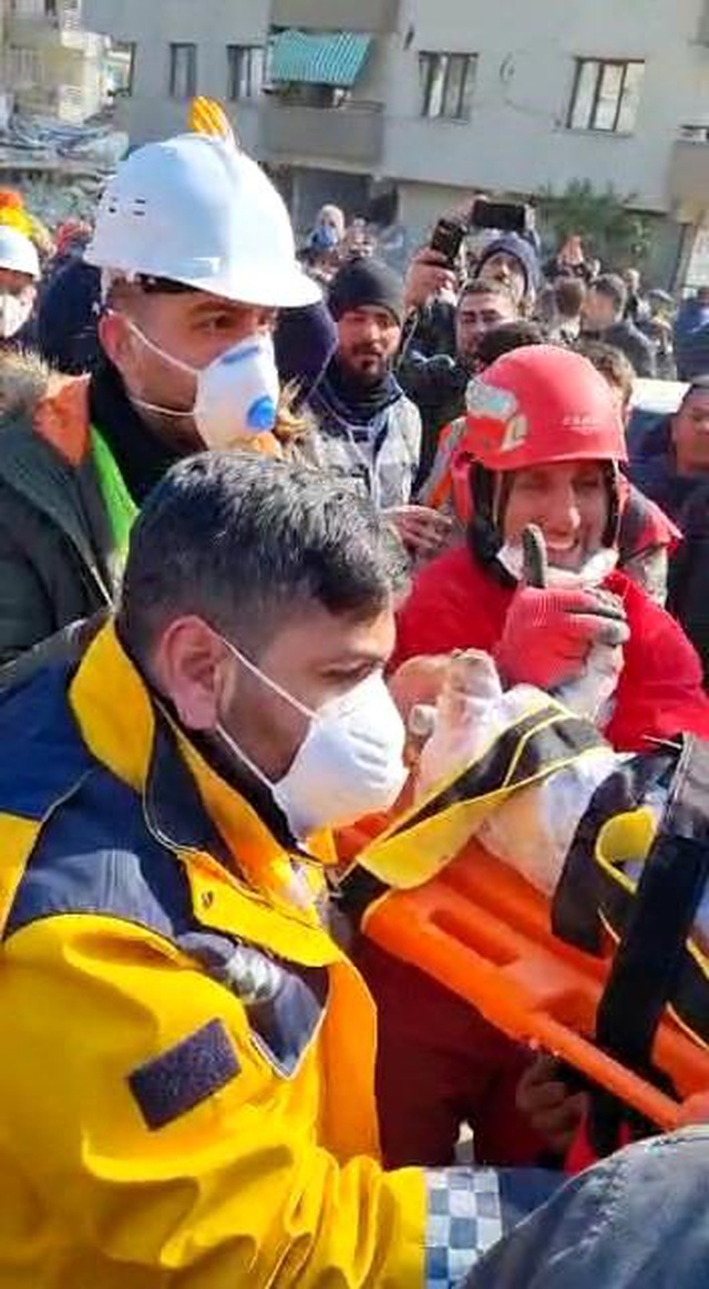 Hatay'da 2 aylık bebek 128 saat sonra enkazdan sağ çıkarıldı Hatay'da 2 aylık bebek 128 saat sonra enkazdan sağ çıkarıldı