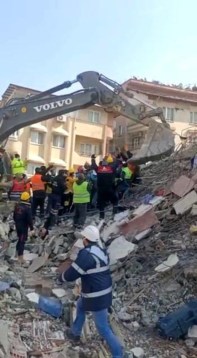 Hatay'da 2 aylık bebek 128 saat sonra enkazdan sağ çıkarıldı Hatay'da 2 aylık bebek 128 saat sonra enkazdan sağ çıkarıldı