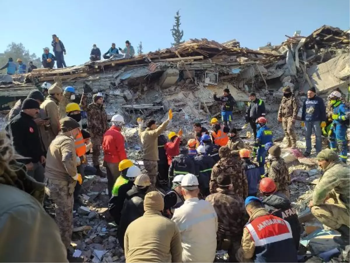 9 YAŞINDAKİ ZELİHA, HAKKARİ\'DEN GİDEN EKİP TARAFINDAN 128 SAAT SONRA KURTARILDI