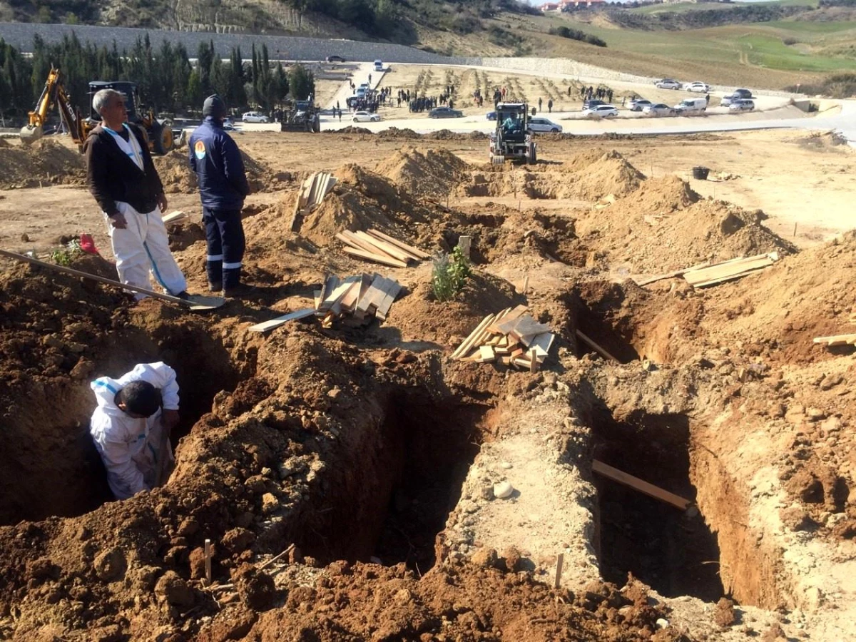 Adana\'da depremde ölen 500\'den fazla vatandaş için mezarlar açılıyor