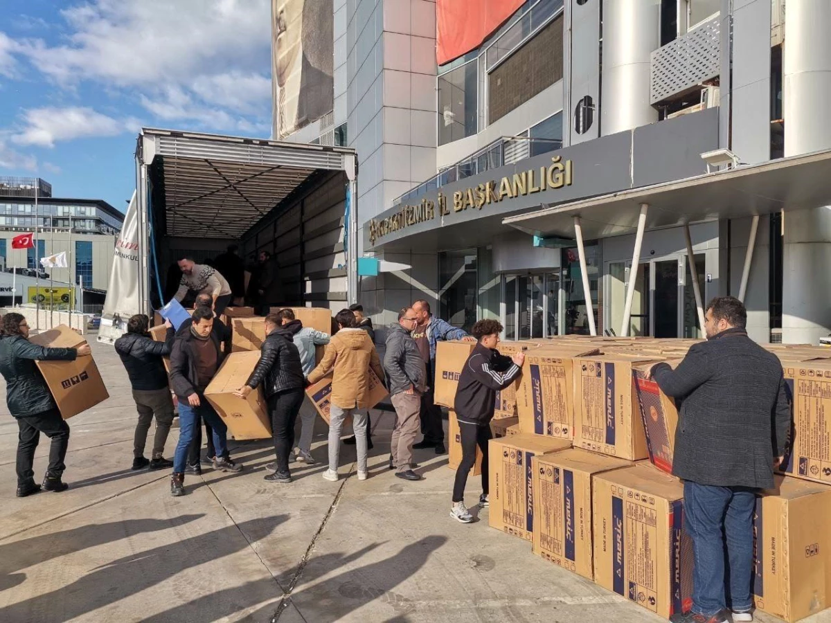 AK Parti İzmir\'den deprem bölgesine 5 günde 86 tır yardım