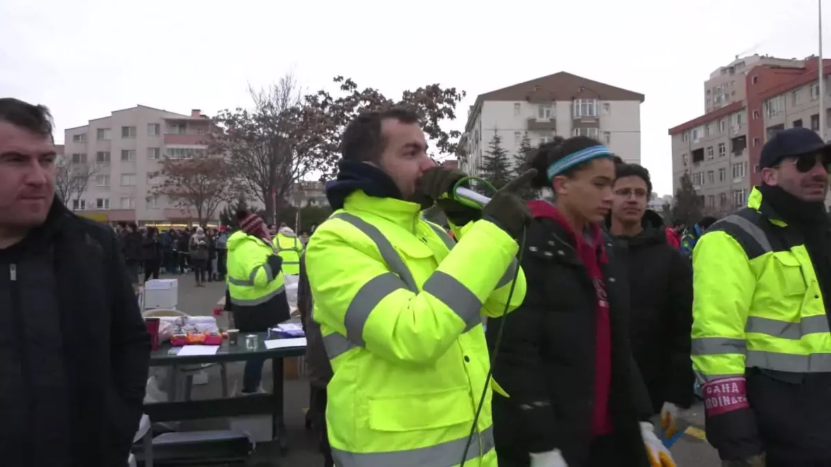 Ankara Büyükşehir Belediyesi'nin Yardım Sevkiyatı Sürüyor... 2 Bin 700 Depremzede Ankara'da Ağırlanıyor