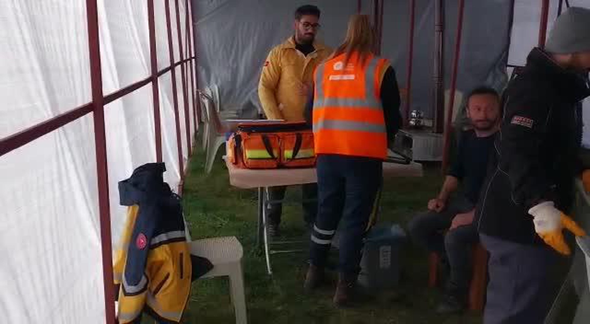 Antalya Büyükşehir Belediyesi Sağlık Ekipleri, Deprem Bölgesinde Tetanoz Aşısı Yapıyor