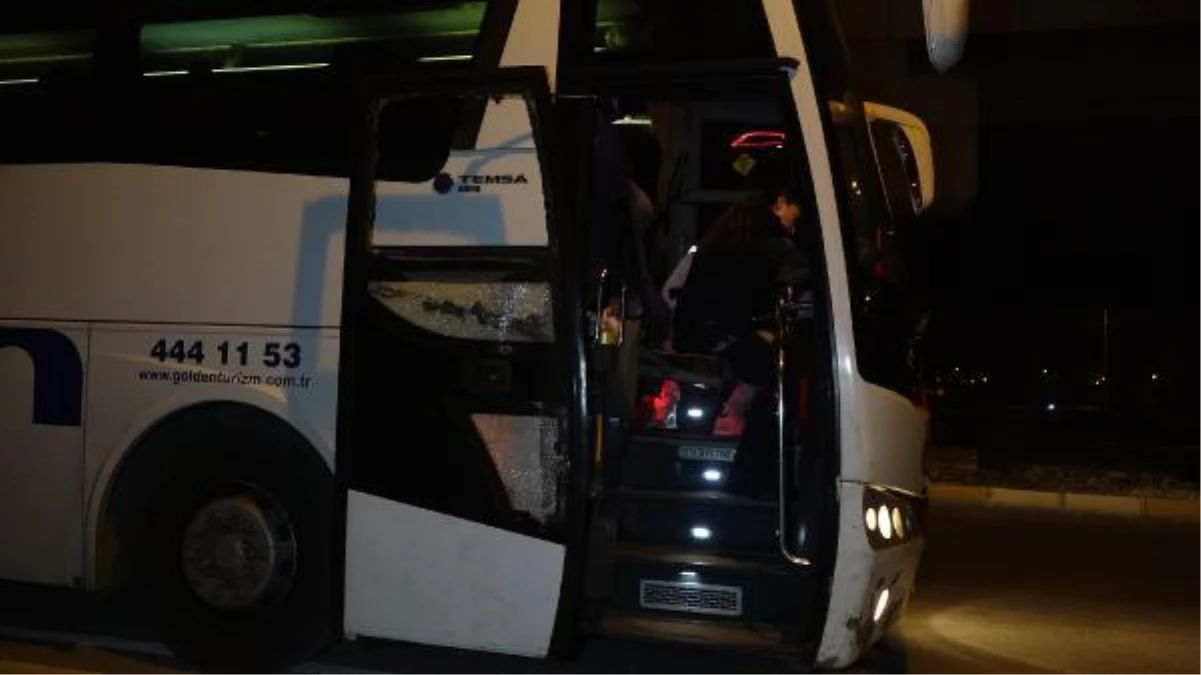 Antalya\'da trafikte tartışıp, afet bölgesine giden otobüsün camını kırdılar