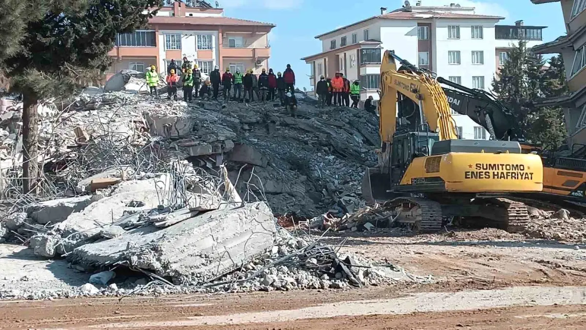 Ayşe-Mehmet Polat Sitesi\'nde arama kurtarma çalışmaları 131 saattir sürüyor