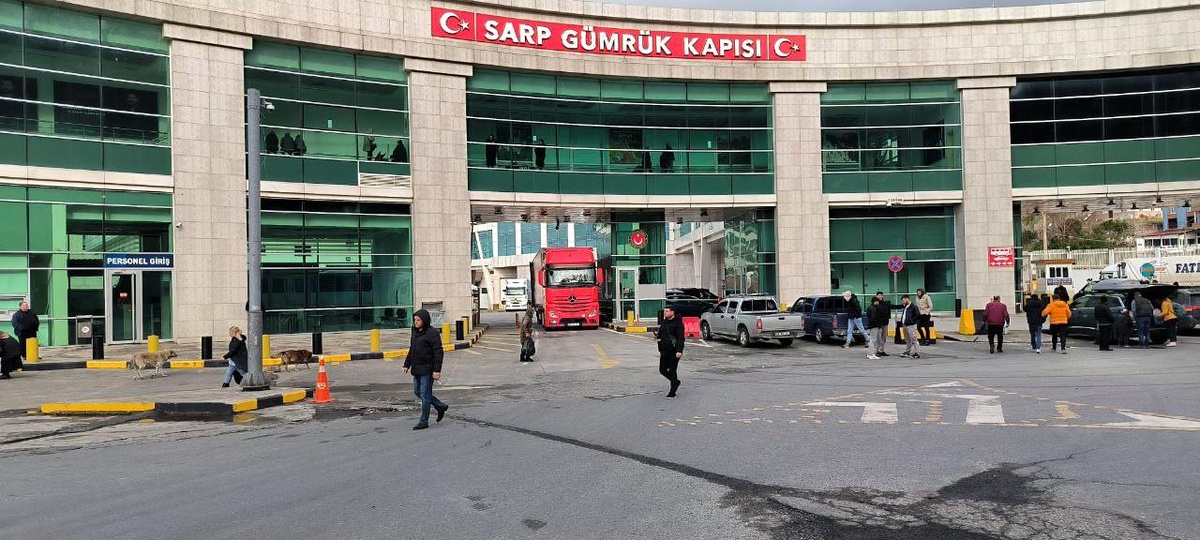 Azerbaycan ve Gürcistan\'dan deprem bölgesine 80 tır yardım