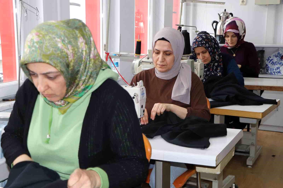 Bağışlanan kumaşlarla depremzedelere kışlık eşofman takımı üretiyorlar