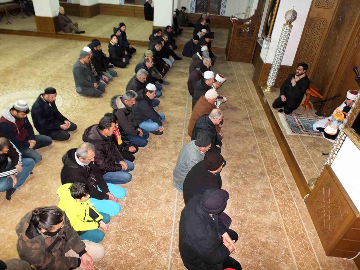 Balıkesir\'de sabah namazı buluşmasında depremzedelere için dua yapıdı