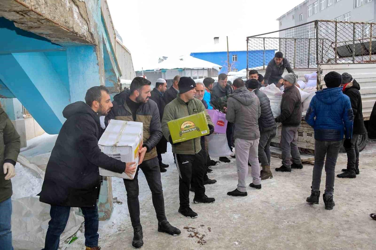 Van\'dan depremden etkilenen bölgelere yardımlar sürüyor