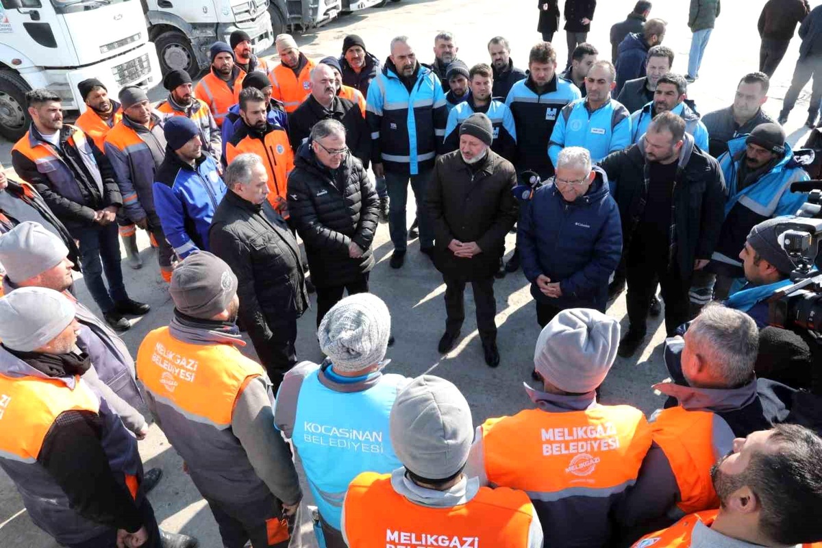 Başkan Çolakbayrakdar: "Tüm imkanlarımız ile deprem bölgelerindeyiz"