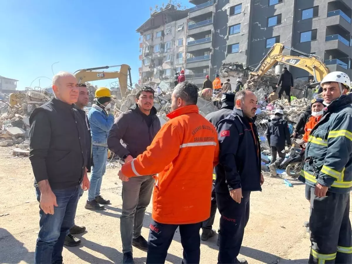 Belediye personeli, bölgede can siper çalışmalarını sürdürüyor