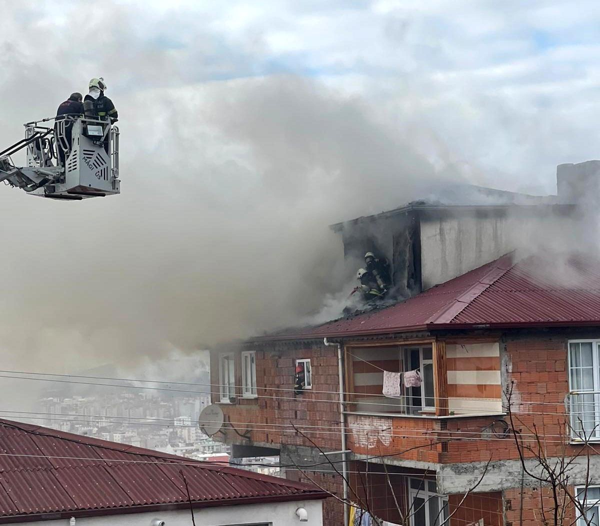 Binanın çatısında çıkan yangın paniğe sebep oldu
