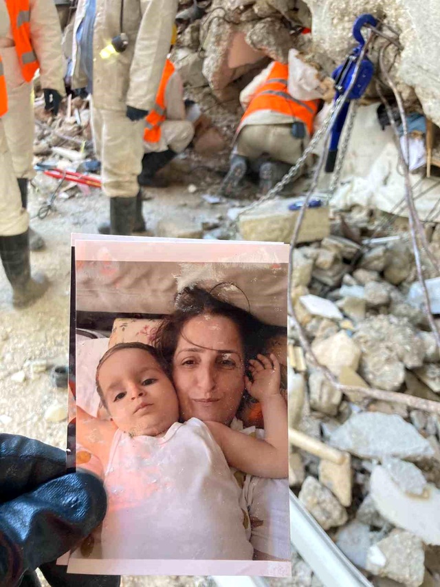 Enkazda bulunan kumbaradan çok acıklı bir hikaye çıktı! Acılı baba dizlerinin üzerine çöküp hüngür hüngür ağladı Enkazda bulunan kumbaradan çok acıklı bir hikaye çıktı! Acılı baba dizlerinin üzerine çöküp hüngür hüngür ağladı