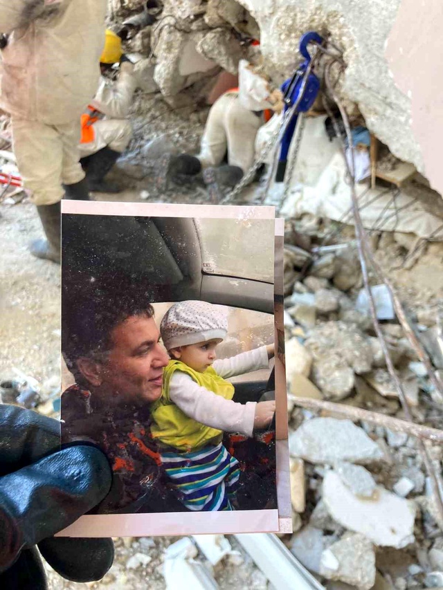 Enkazda bulunan kumbaradan çok acıklı bir hikaye çıktı! Acılı baba dizlerinin üzerine çöküp hüngür hüngür ağladı Enkazda bulunan kumbaradan çok acıklı bir hikaye çıktı! Acılı baba dizlerinin üzerine çöküp hüngür hüngür ağladı