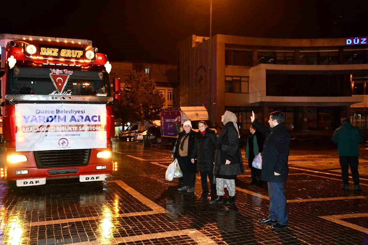 Çadırların altlarına konulmak üzere 2 tır palet gönderdi