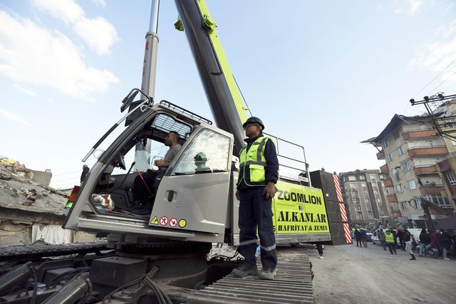 Çin Arama Kurtarma Ekibi Hatay'da Hayat Kurtarıyor