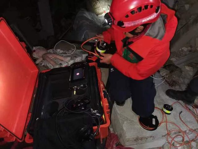 Çin Kurtarma Ekibi Hatay'da Hassas Ses Ekipmanları Kullanıyor Çin Kurtarma Ekibi Hatay'da Hassas Ses Ekipmanları Kullanıyor