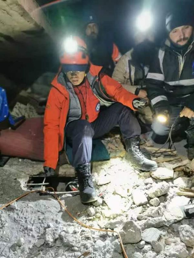 Çin Kurtarma Ekibi Hatay'da Hassas Ses Ekipmanları Kullanıyor Çin Kurtarma Ekibi Hatay'da Hassas Ses Ekipmanları Kullanıyor