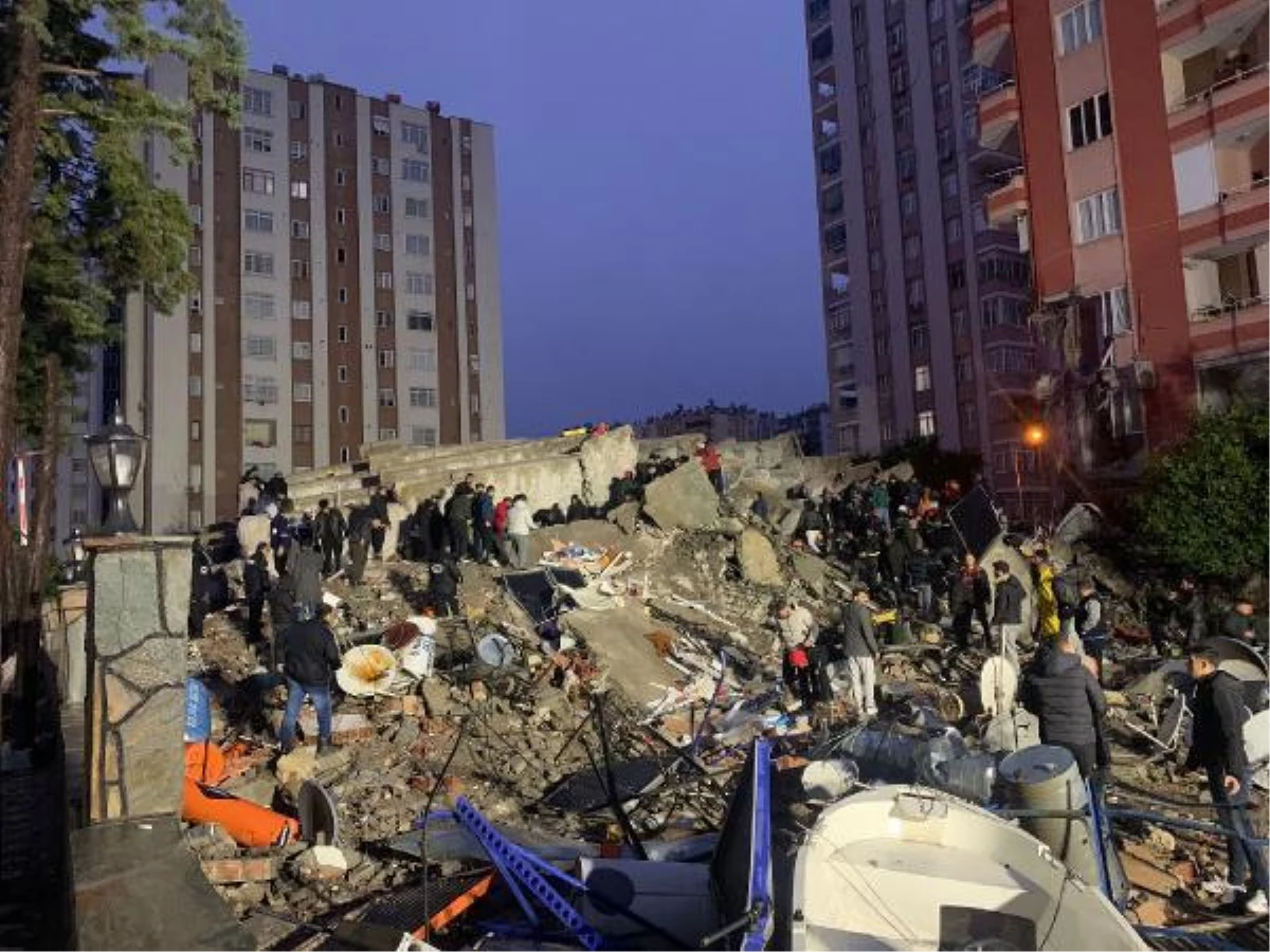 Depremde bir bloğu yıkılan apartmanda oturanlar: Önce çığlık geldi, bina yıkılınca kesildi