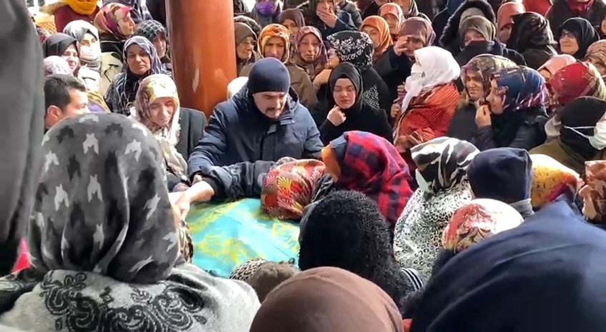 Depremde göçük altında kalan kadın son yolculuğuna uğurlandı