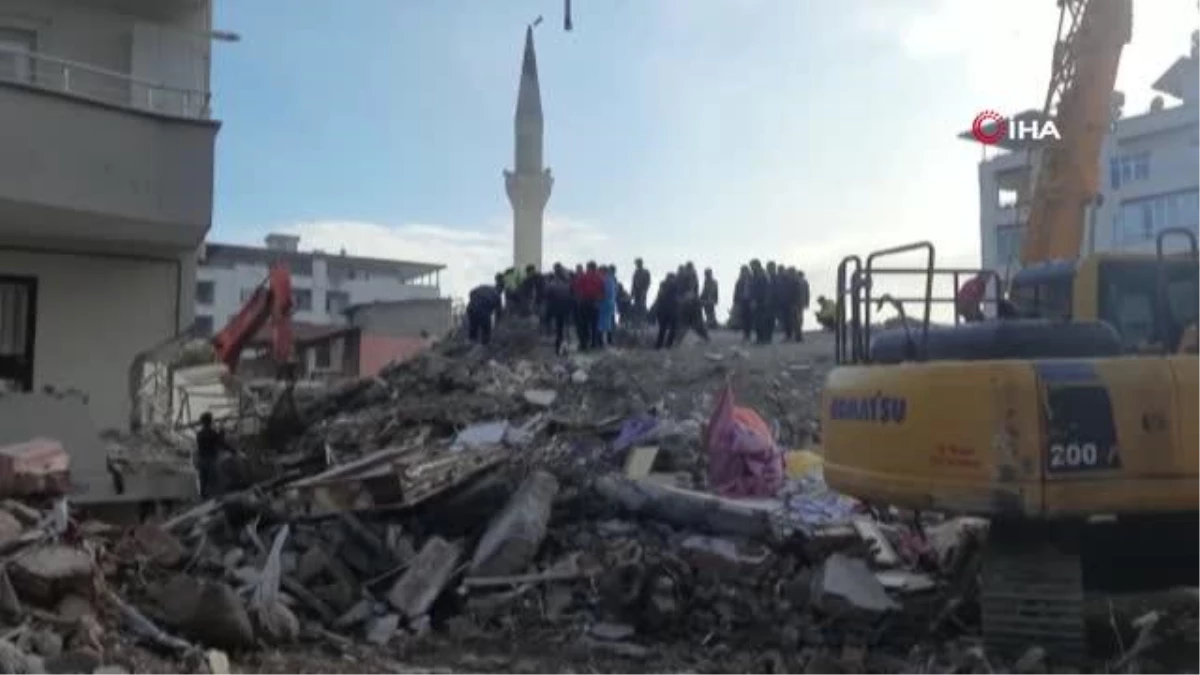 Depremde hasar gören ve tehlike arz eden minare ekipler tarafından yıkıldı