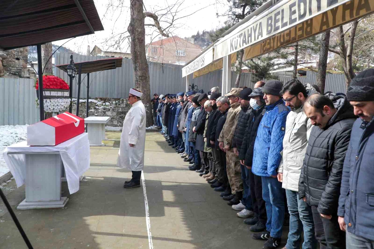 Depremde hayatını kaybeden astsubay memleketi Kütahya\'da toprağa verildi