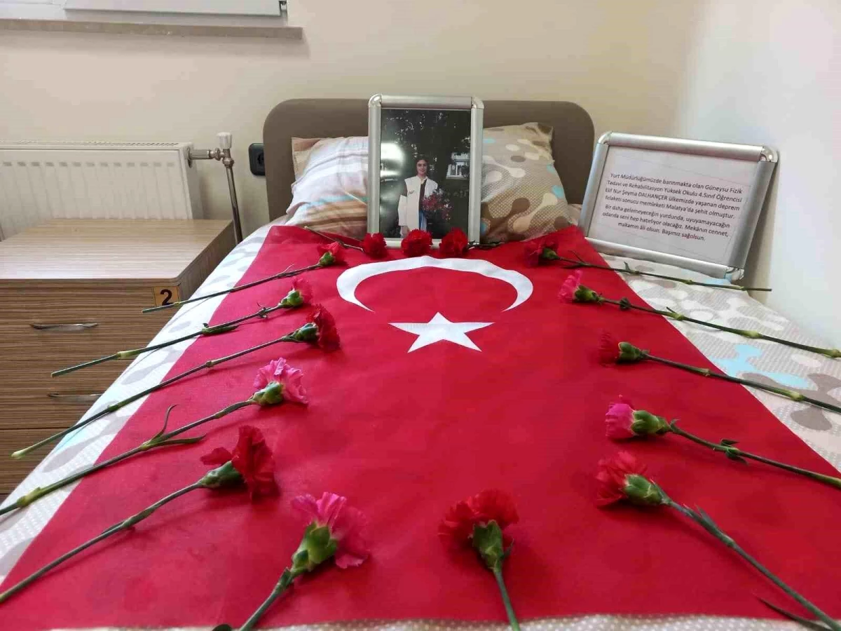 Depremde hayatını kaybeden Elif Nur\'un Rize\'de kaldığı yurt odasındaki yatağına çiçek ve Türk bayrağı bırakıldı