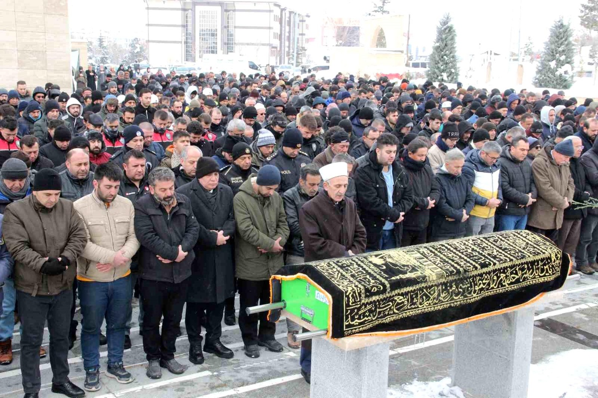 Depremde hayatını kaybeden genç kadın Karaman\'da son yolculuğuna uğurlandı