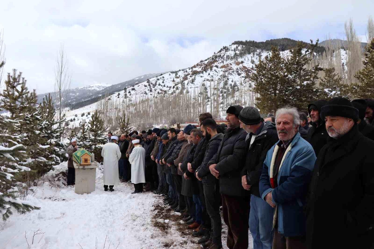 Depremde hayatını kaybeden Karaca, Erzurum\'da toprağa verildi
