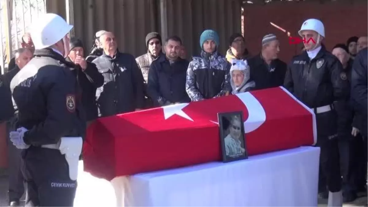 DEPREMDE HAYATINI KAYBEDEN POLİS MEMURU NEBİBE İLE KIZI TOPRAĞA VERİLDİ