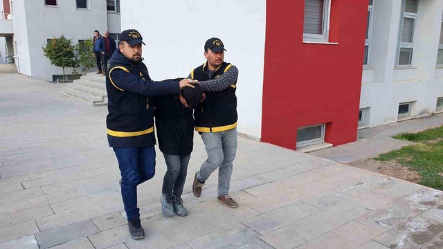 Depremde hayatını kaybeden şahsı soyan zanlı Adana'da yakalandı Depremde hayatını kaybeden şahsı soyan zanlı Adana'da yakalandı