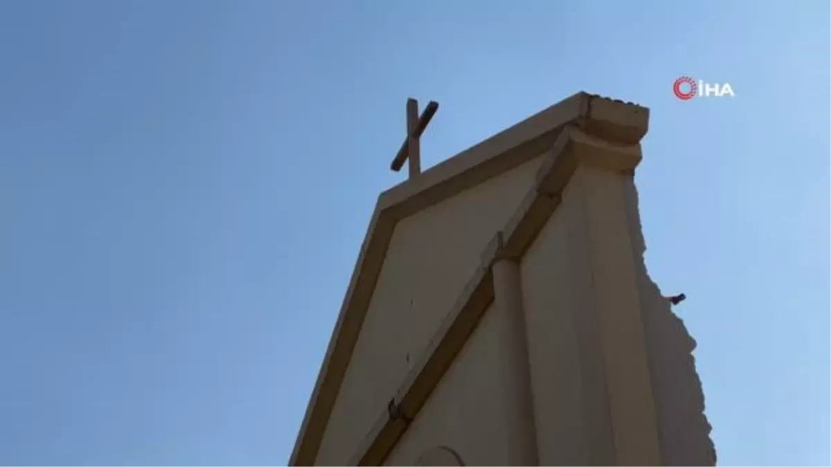 Depremde tarihi kilise de yıkıldı