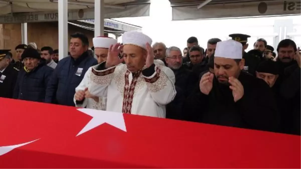 DEPREMDE YAŞAMINI YİTİREN ÜSTEĞMENİN CENAZE NAMAZINI İMAM OLAN BABASI KILDIRDI