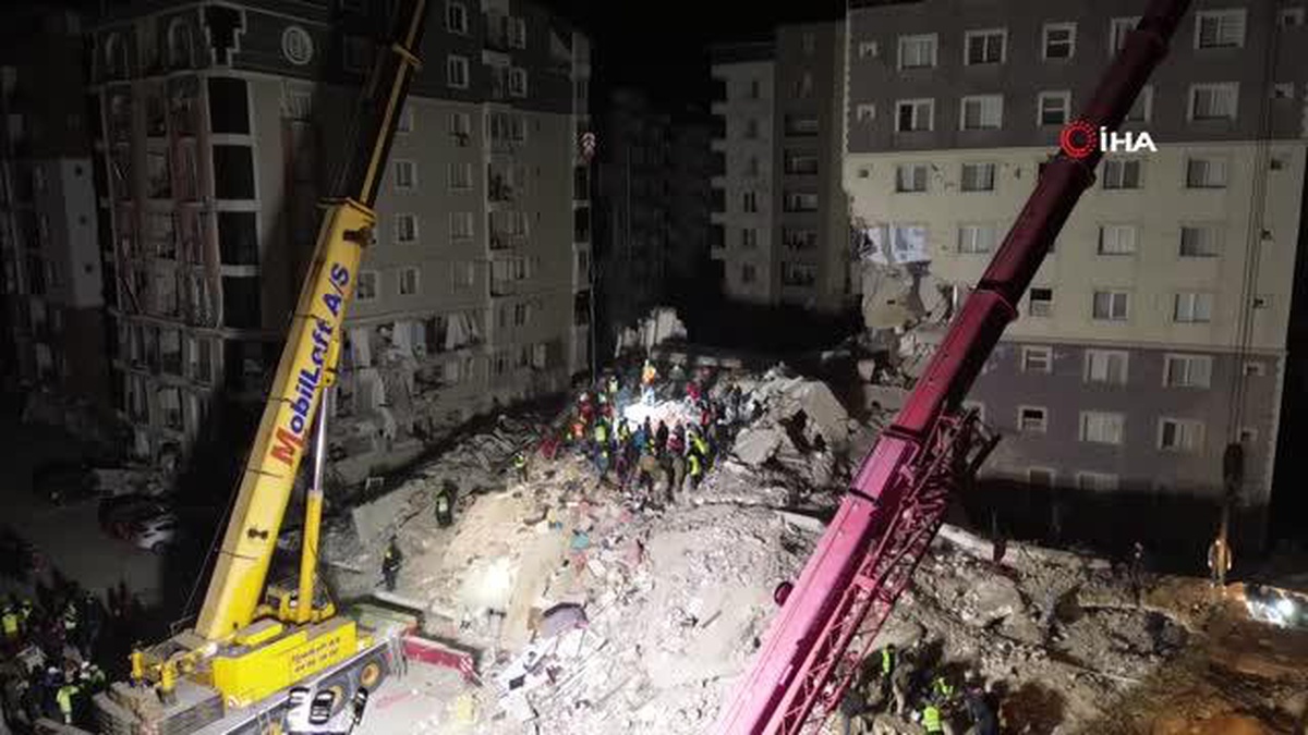 Depremde yerle bir olan Hatay\'da gece de kurtarma çalışmaları devam ediyor