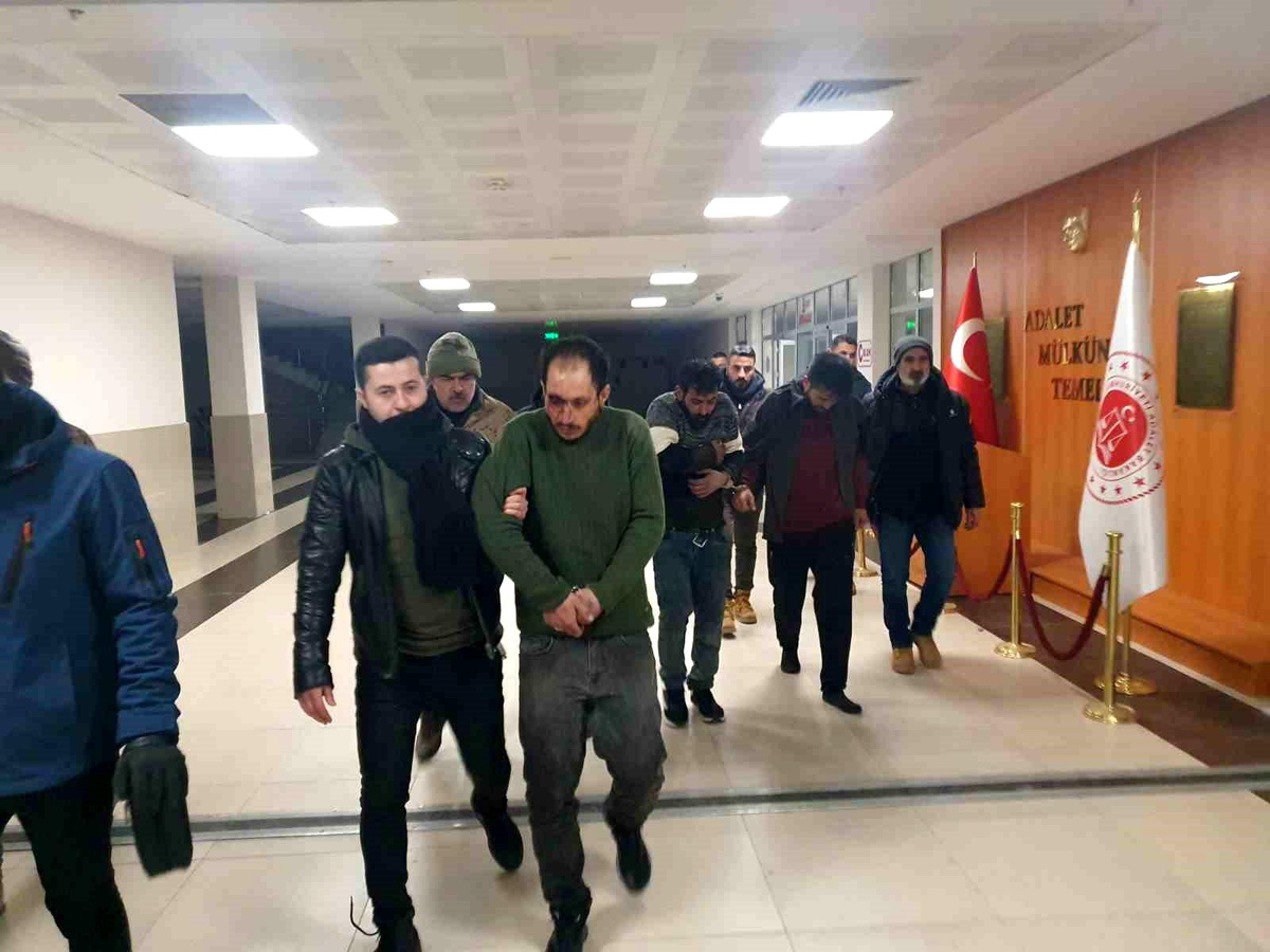 Depremin merkez üssü Elbistan\'da hırsızlık yapan 3 kişi tutuklandı