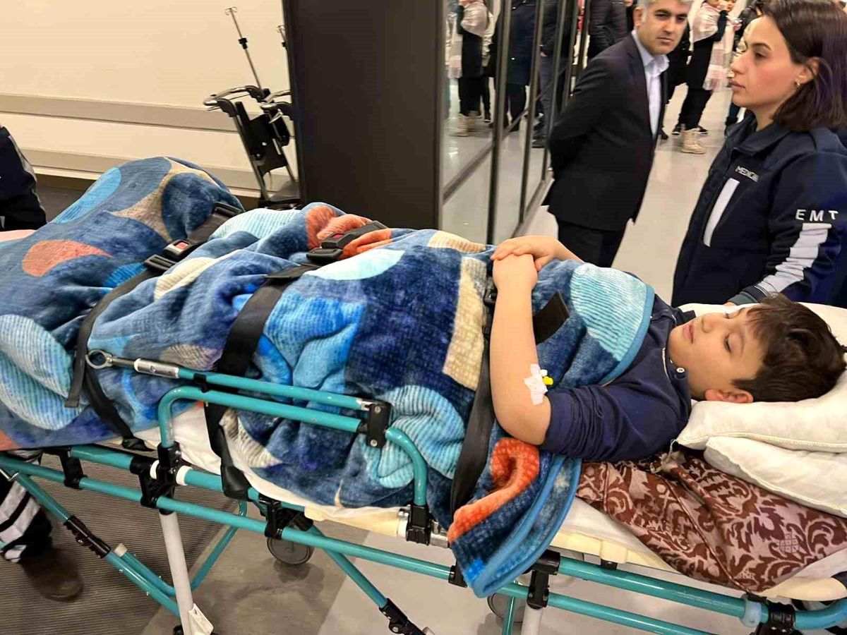 Depremzedeler Başakşehir Çam ve Sakura hastanesine getirilmeye devam ediyor