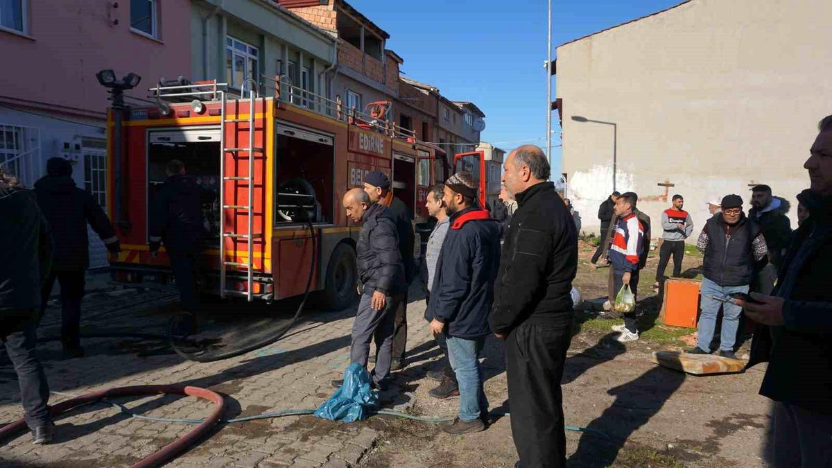 Edirne\'de iki katlı evde çıkan yangın korkuttu