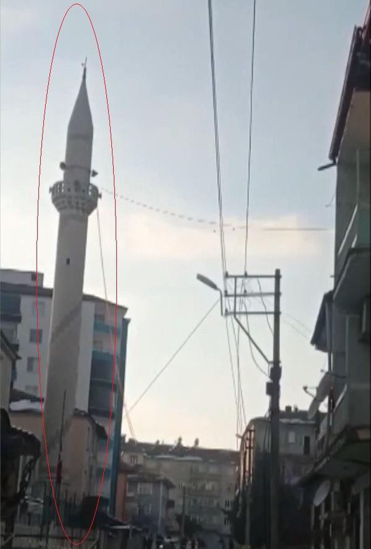 ELAZIĞ\'DA DEPREMDE HASAR GÖREN MİNARENİN YIKIMI YAPILDI