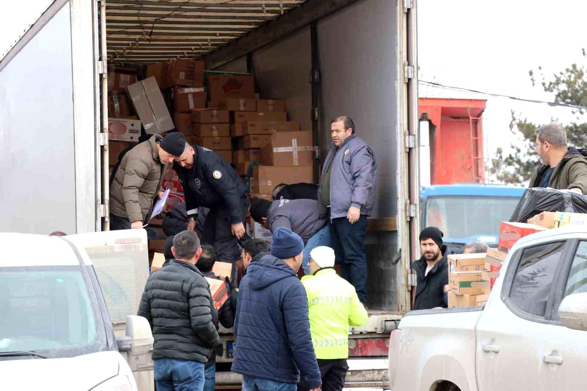 Emniyet müdürlüğü ekipleri 1 tır yardım malzemesi yolladı