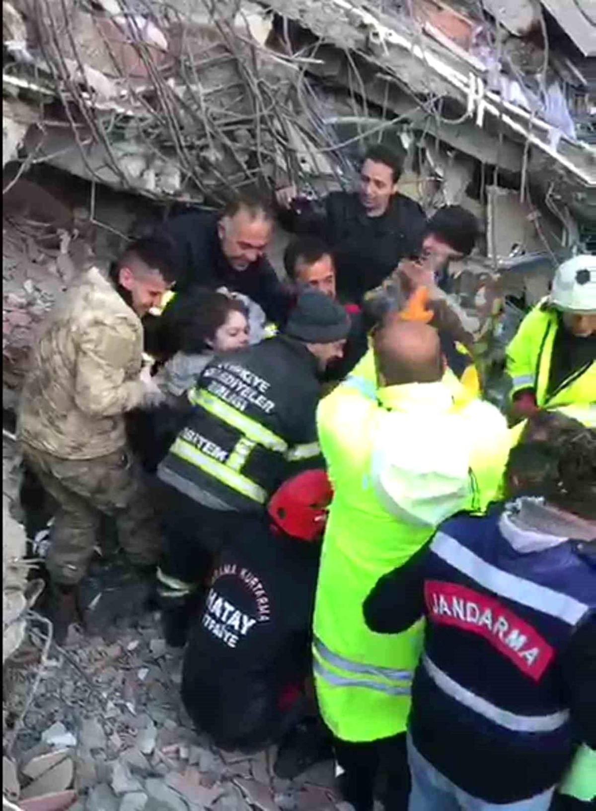 Enkaz altında kalan 2 kız kardeşin kurtarıldığı anlar ortaya çıktı