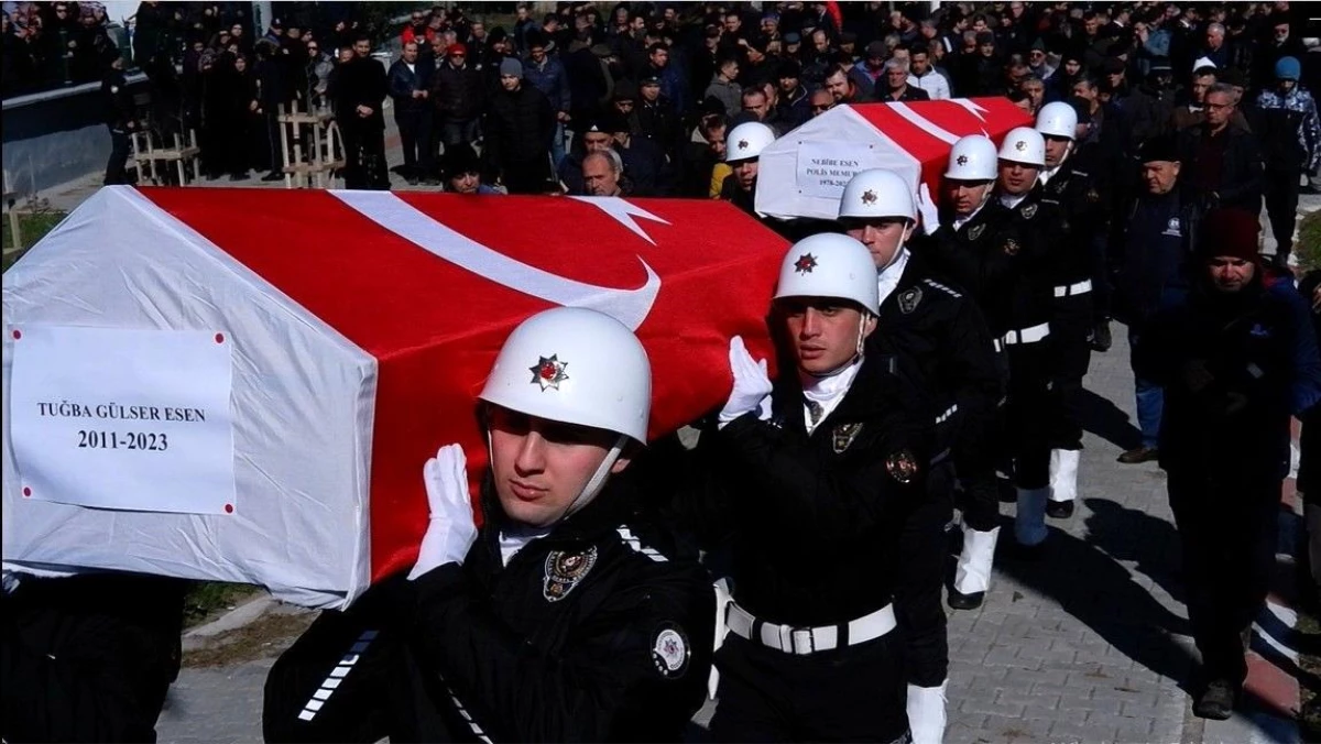 Enkaz altında kalan polis anne ve kızı gözyaşlarıyla uğurlandı